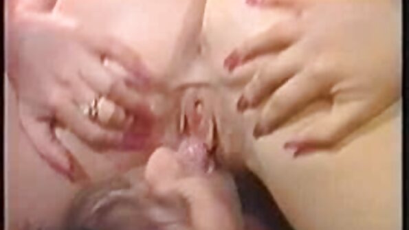 Розтягнута попка Адріани Чечик еротичне відео безкоштовно підходить відразу на член і фалоімітатор